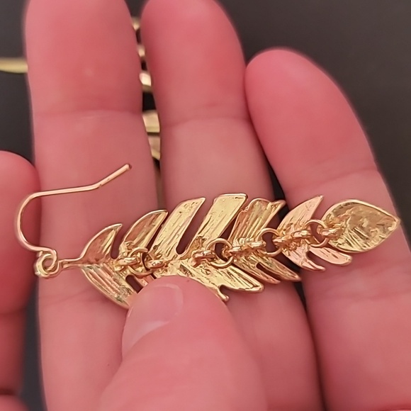 2 Goldtone leaf earrings - Picture 3 of 3